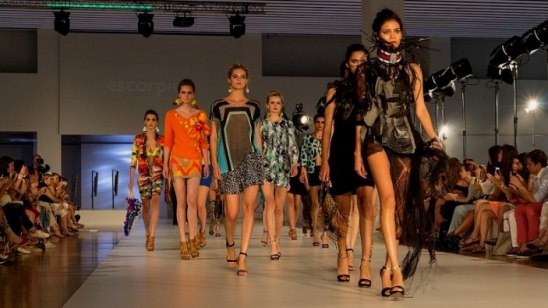 Ver foto en Wikimedia Commons desfile moda 080