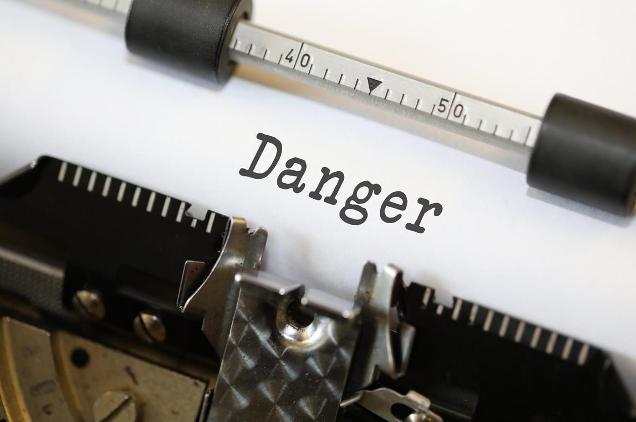 ImageCreator - http://www.imagecreator.co.uk - CC BY-SA 3.0 - danger - peligro