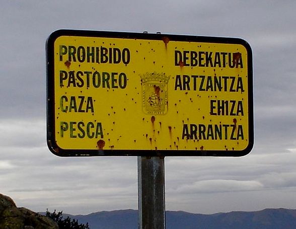 Orereta - Seinalea Bianditzen - CC BY-SA 4.0 panel euskera